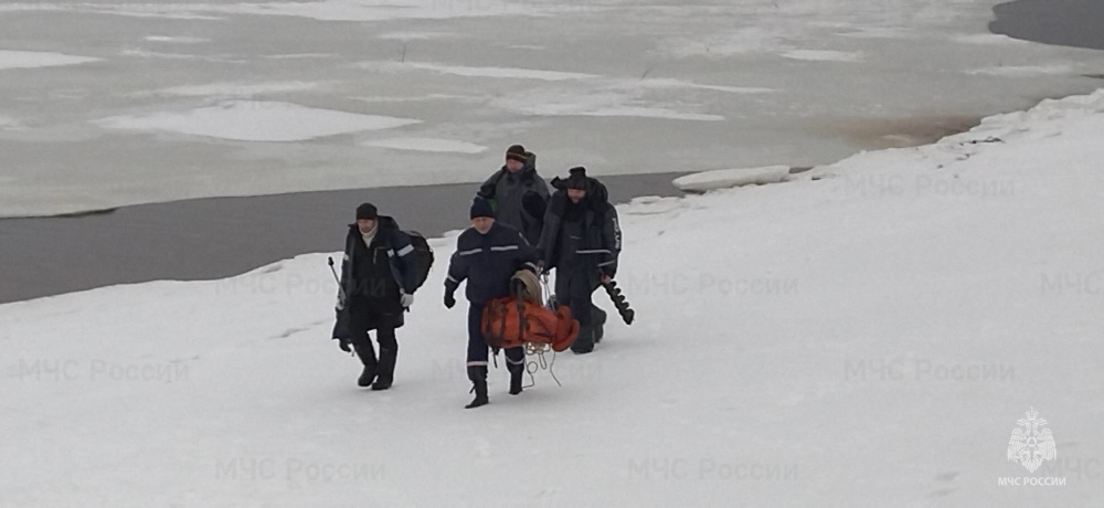В Рыбинске спасли пятерых рыбаков, уплывших на льдине