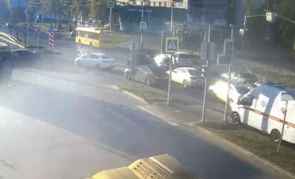 Очевидцы: «В Ярославле на перекрёстке с неработающим светофором произошло ДТП»