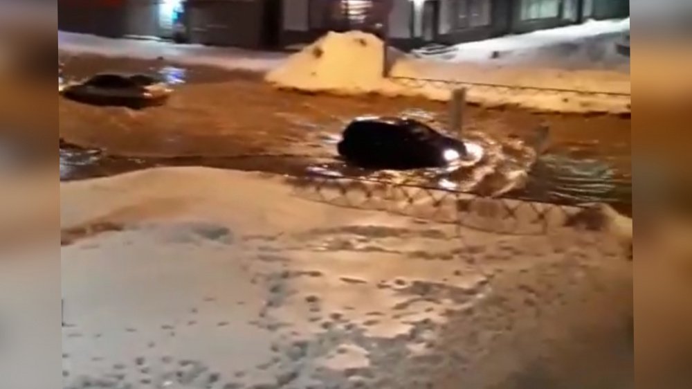 Улицу затопило водой. Потоп в Лермонтово 2021. Ярославль потоп 2020. Потоп на улице Ушинского Ярославль 2012. Лермонтово затопило 2023.