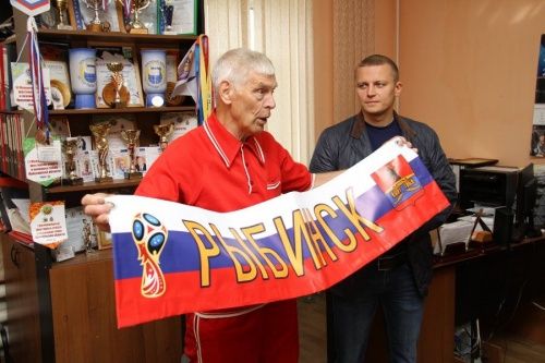 Рыбинский пенсионер поедет на ЧМ по футболу с растяжкой родного города