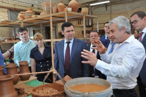 Глава региона Дмитрий Миронов посетил завод гончарных изделий «Сады Аурики» в Гаврилов-Ямском районе