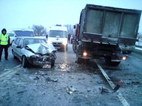 В Ростовском районе столкнулись грузовик и легковой автомобиль: есть пострадавший