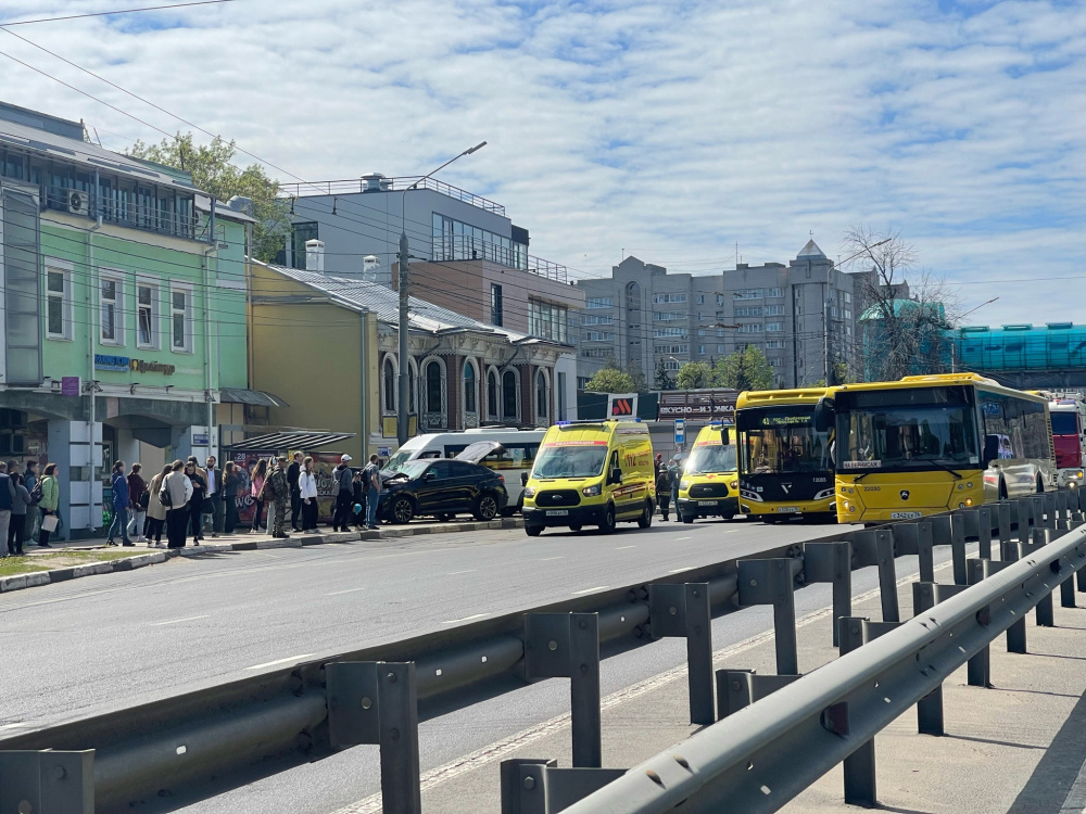 Столкнулись шесть машин, маршрутка и автобус, три человека в больнице: появилось видео массового ДТП у вокзала в Ярославле