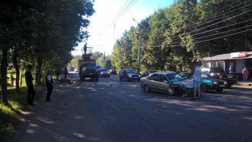 В Ярославле автомобиль снес опору контактной сети троллейбусов