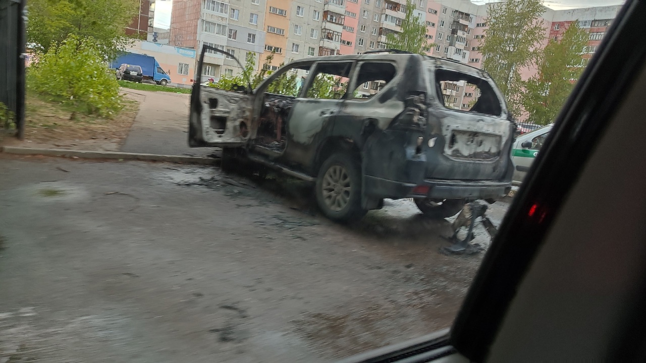 Припарковался и вскоре вспыхнул: в Ярославле у отделения судебных приставов  сгорела дорогая иномарка | 11.05.23 | Яркуб