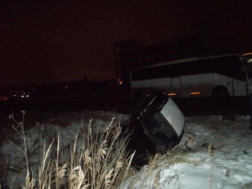 В Ярославле на Промышленном шоссе автомобиль опрокинулся в кювет: пострадал водитель 