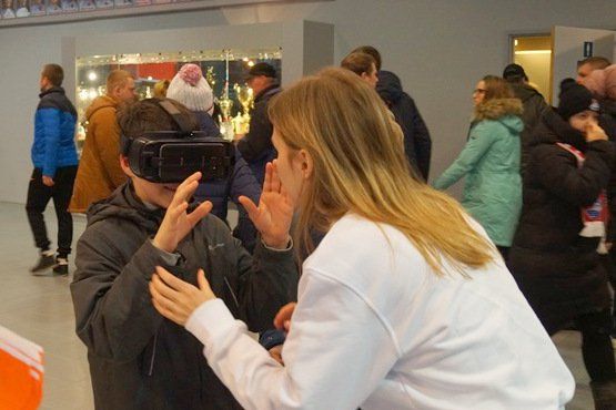 Полторы сотни ярославцев попробовали виртуальный хоккей с компанией «Ростелеком»_98381