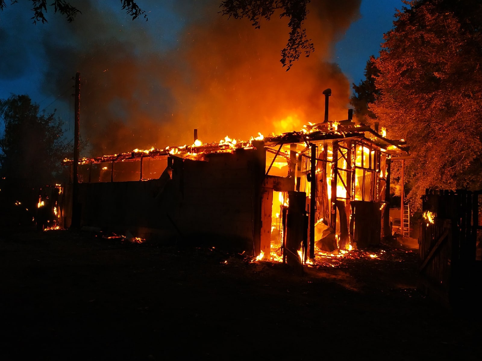 В Ярославской области под Рыбинском сгорел автосервис и несколько машин