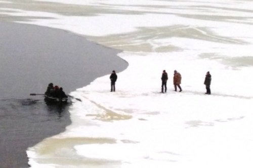 В Угличе с отколовшейся льдины спасли восемь рыбаков