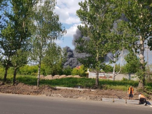 На Вспольинском поле на Ярославлем Главным загорелись склады, в одном из них хранились стройматериалы