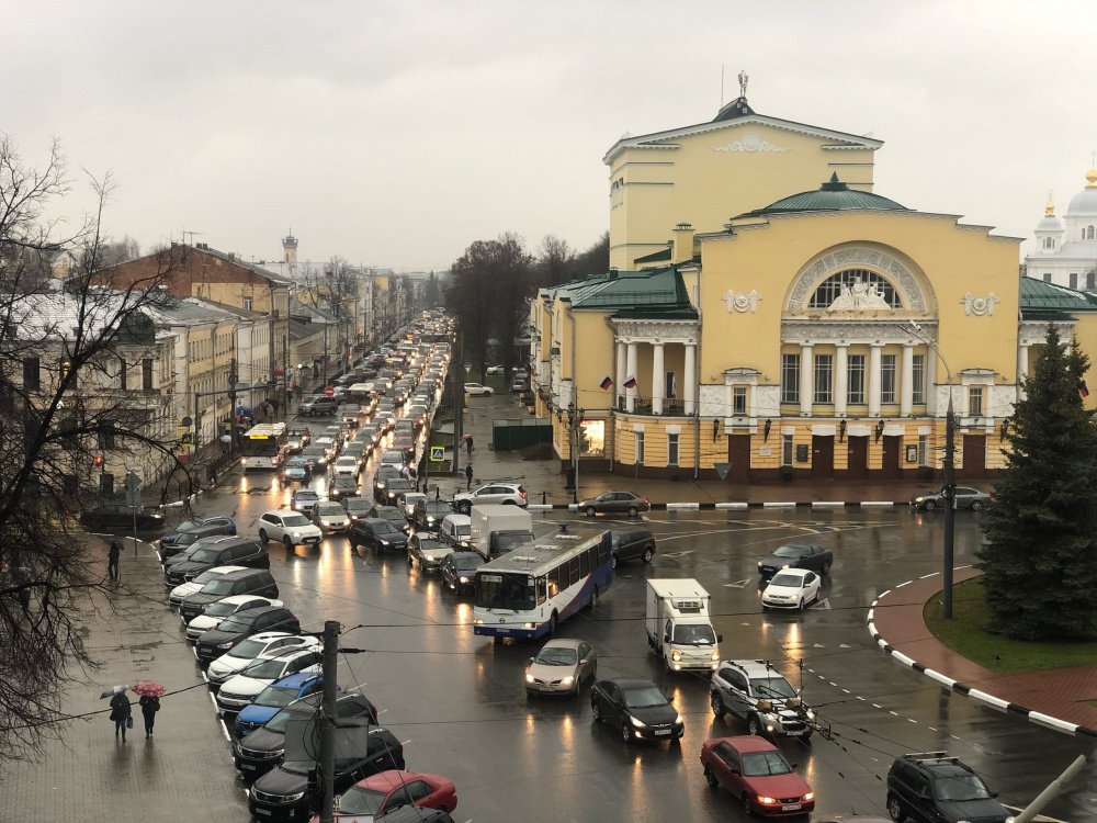 «Стоит весь центр»: в Ярославле пробки 10 баллов
