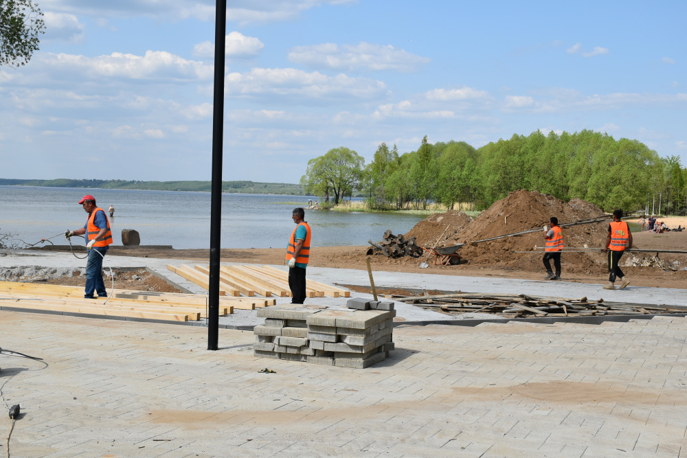 В Ярославской области продолжается благоустройство прибрежной зоны Плещеева озера 