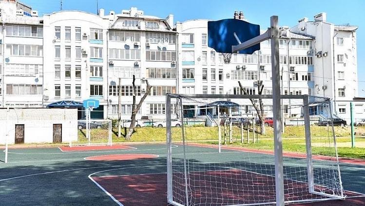 У школы № 7 в Ярославле обустроили баскетбольно-волейбольную площадку