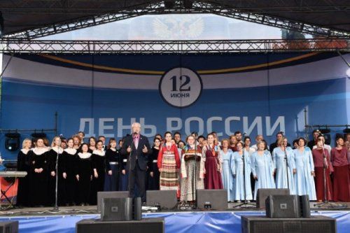 На Советской площади в Ярославле фестиваль национальных культур начался с хорового исполнения гимна России