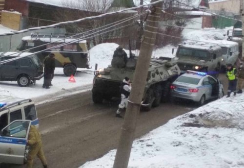 В Ярославле броневик врезался в машину сотрудников ГИБДД, когда те оформляли другое ДТП