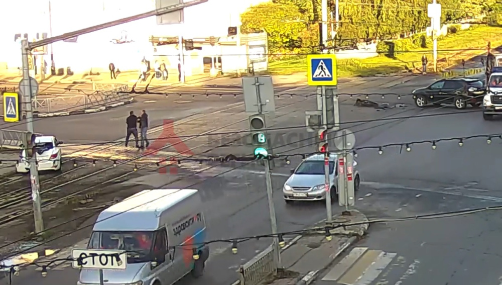 В центре Ярославля попавшие в ДТП мужчины устроили драку прямо на перекрестке