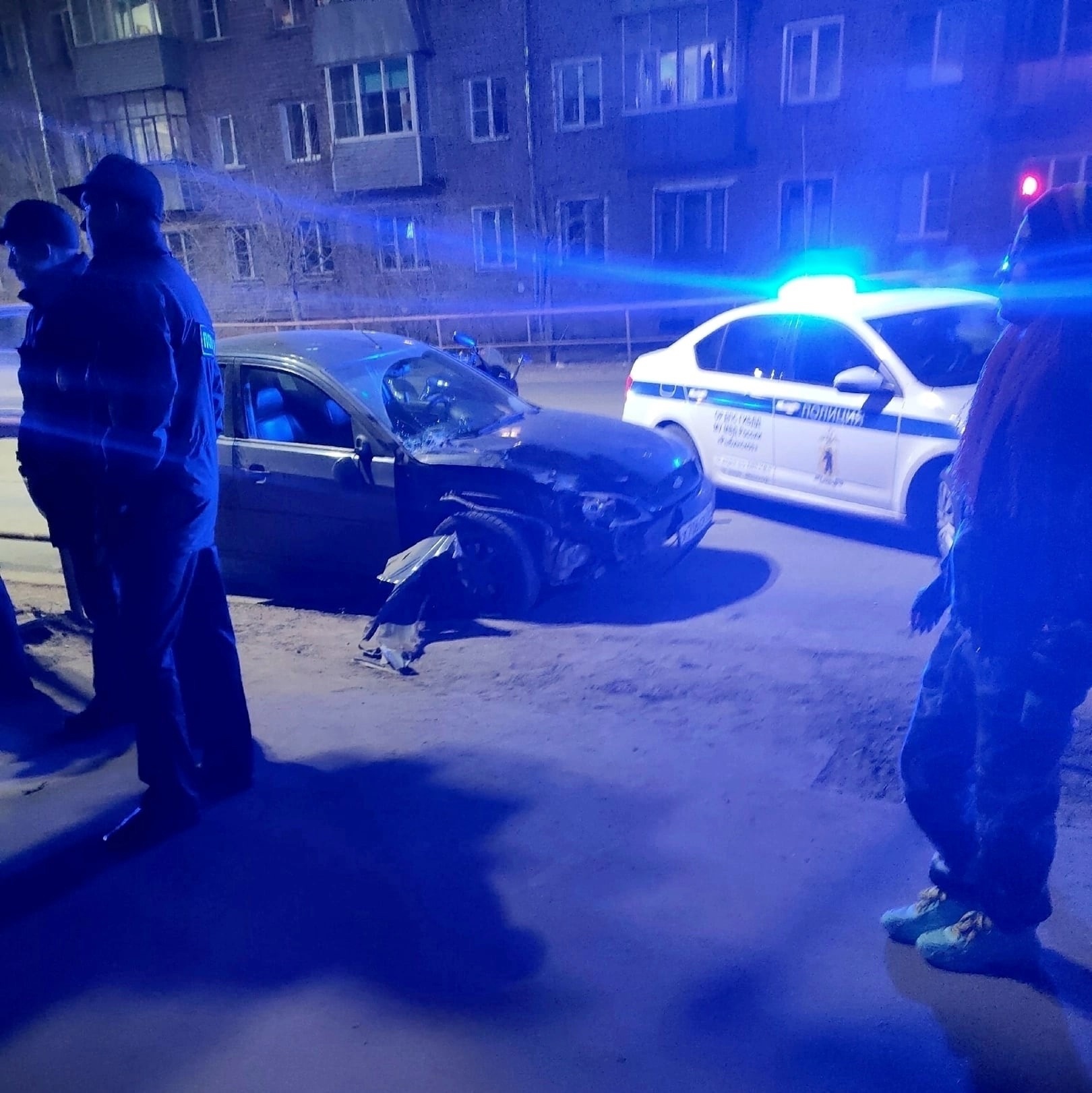 Нов 23 апреля. Машина на тротуаре. В Рыбинске сбили двух детей. Пацан возле машины.