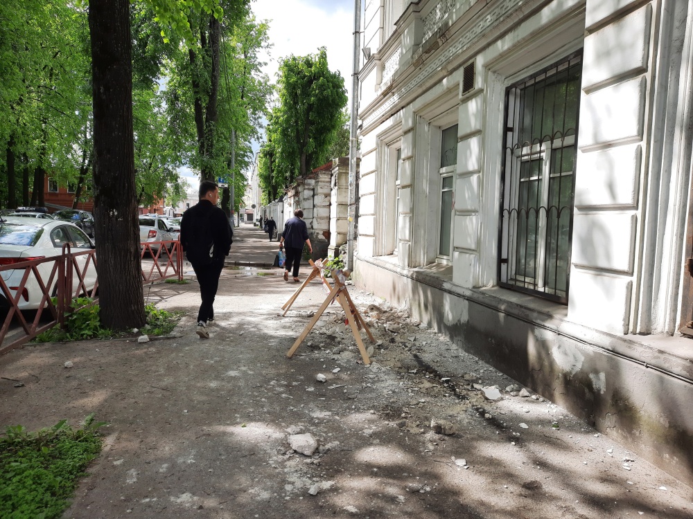 В Ярославле с крыши поликлиники рухнул кусок бетона. Фото