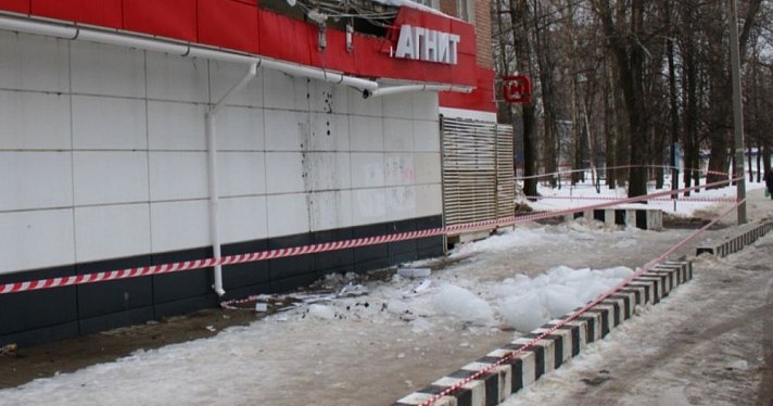 Девочки получили серьезные травмы: в Ярославле оштрафовали УК за падение льда с крыши дома на школьниц