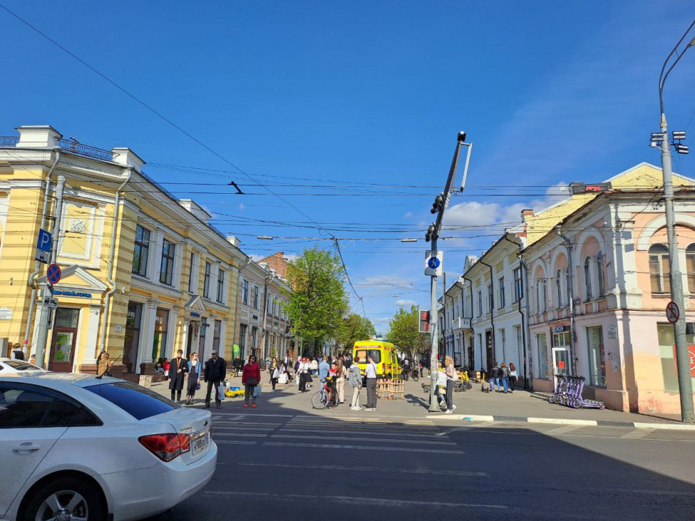 Скорая и полиция приезжает каждый день: ярославцев обеспокоили асоциальные личности, оккупировавшие улицу Кирова