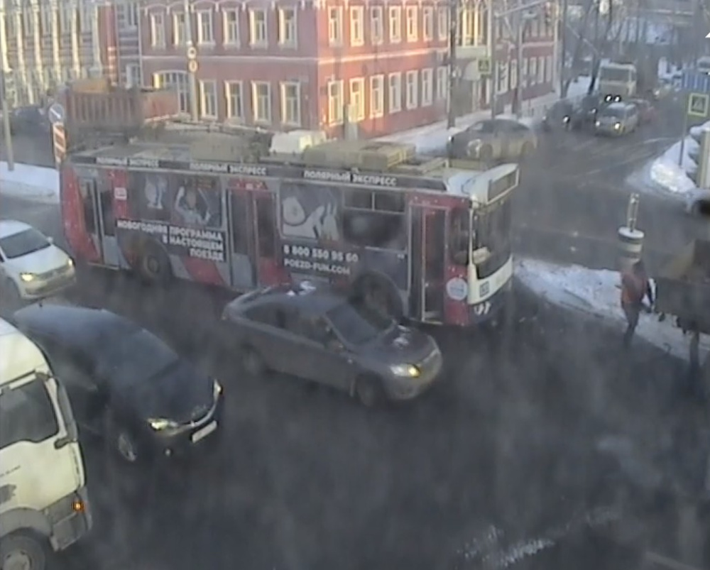 Центр Ярославля встал в пробку из-за ДТП с троллейбусом на Московском проспекте