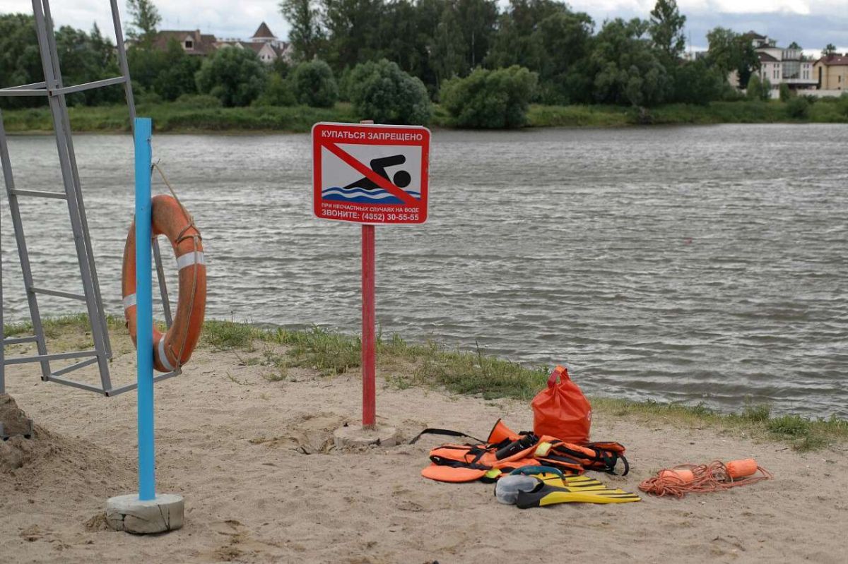 Запрет плавать на лодке. Купаться запрещено. Спасательный пост на пляже. Спасательная вышка на пляже. Купаться запрещено холера.