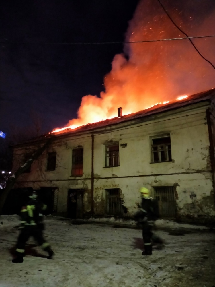 В туристическом квартале Ярославля вспыхнуло старинное здание