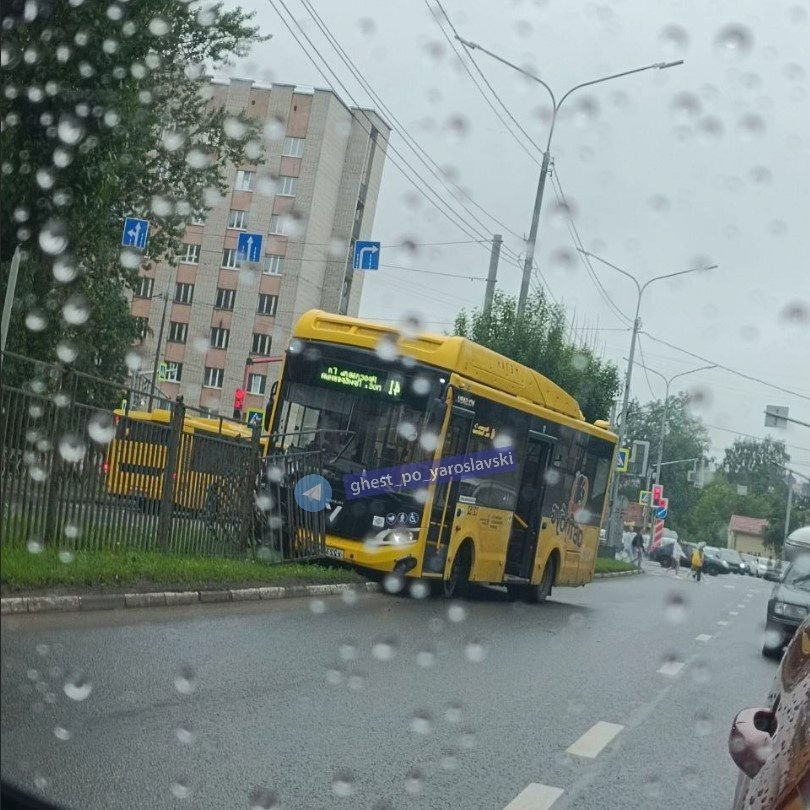 В Ярославле автобус врезался в забор