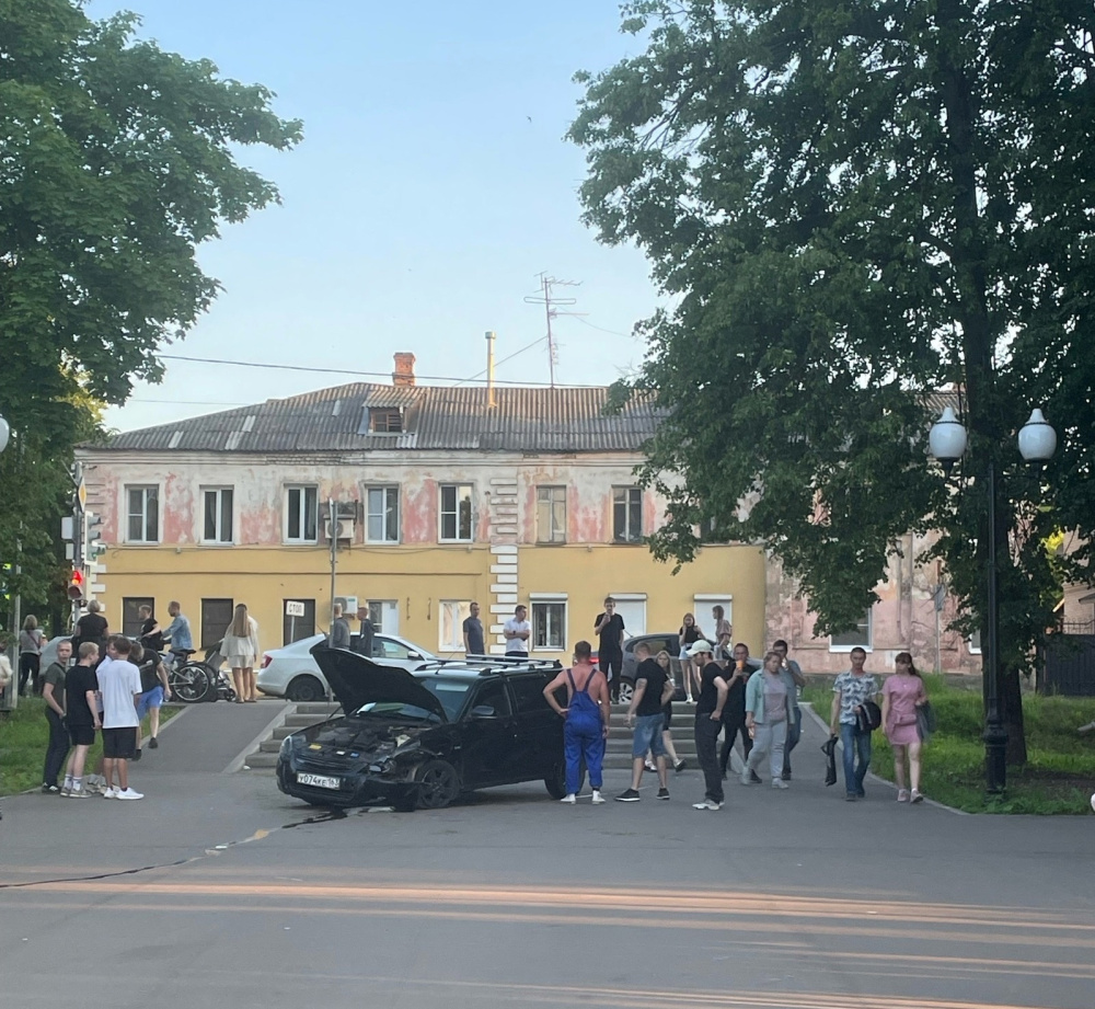 В Рыбинске легковушка после столкновения вылетела на пешеходную зону  набережной | 16.06.23 | Яркуб