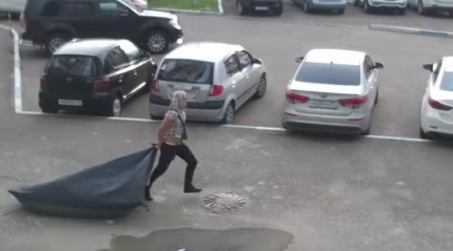 В Ярославле мужчина украл палатку (видео) 