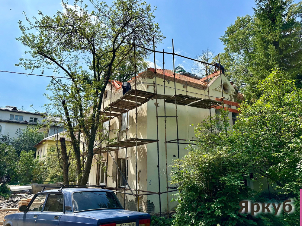В Ярославле разобрали крышу исторического дома в «Актёрском квартале»