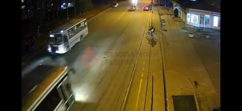Скрыло под колёсами: женщину сбила маршрутка в Ярославле. Видео
