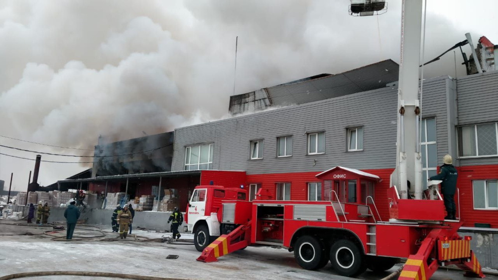 Следователи проверят обстоятельства пожара на складе в Ярославле
