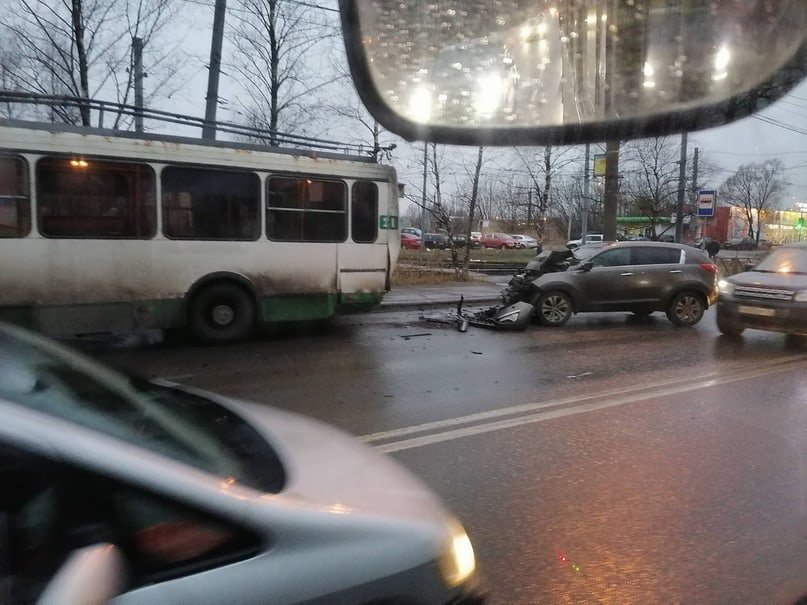 «Машина из фольги»: в Ярославле легковушка смялась после столкновения с троллейбусом
