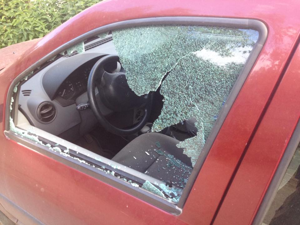  Неизвестные разбили стекло автомобиля депутата Яроблдумы