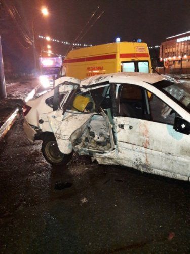 Водитель автомобиля «Лада Гранта» врезался в столб на проспекте Октября: есть пострадавшие 