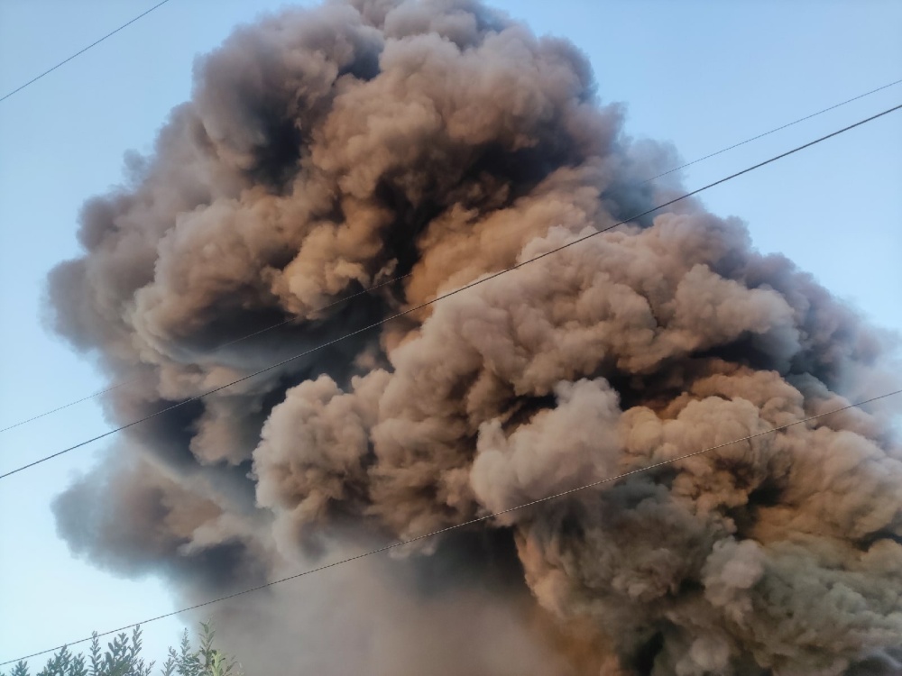 В Угличе потушили пожар на складе завода полимеров