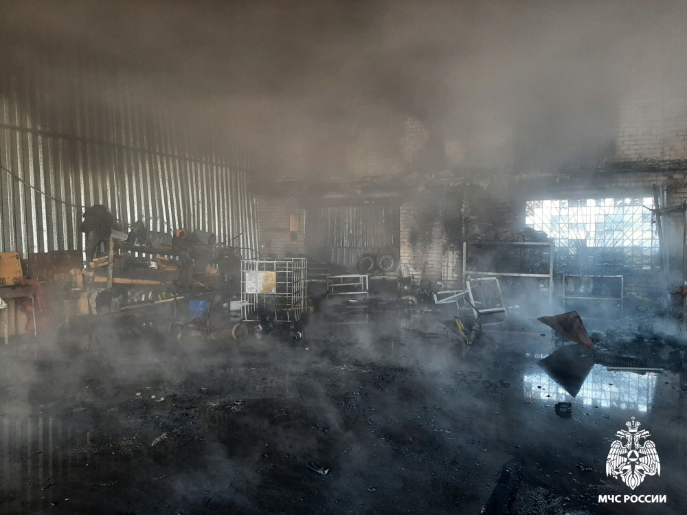 При пожаре в промышленном ангаре под Ярославлем пострадал один человек