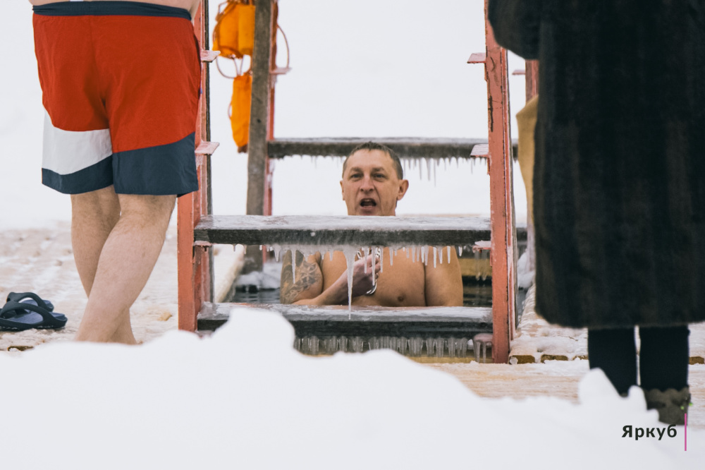 Фоторепортаж, который многим даже смотреть холодно. В Ярославле продолжаются крещенские купания