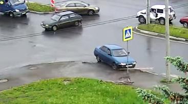 Видео: автомобиль, уходя от удара, снес дорожное ограждение 