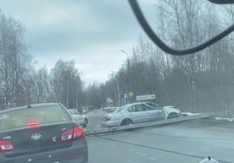 В Заволжском районе Ярославля в ДТП пострадал пассажир легковушки, снёсшей столб