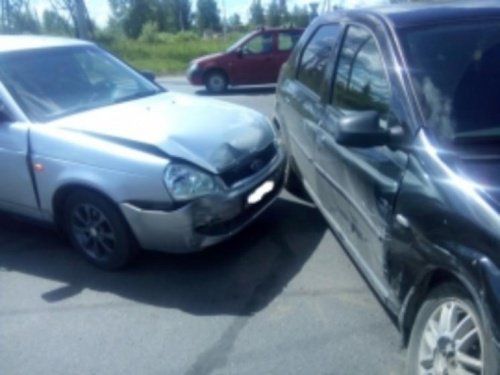 В Рыбинске столкнулись Renault Logan и Lada Priora: есть пострадавший 