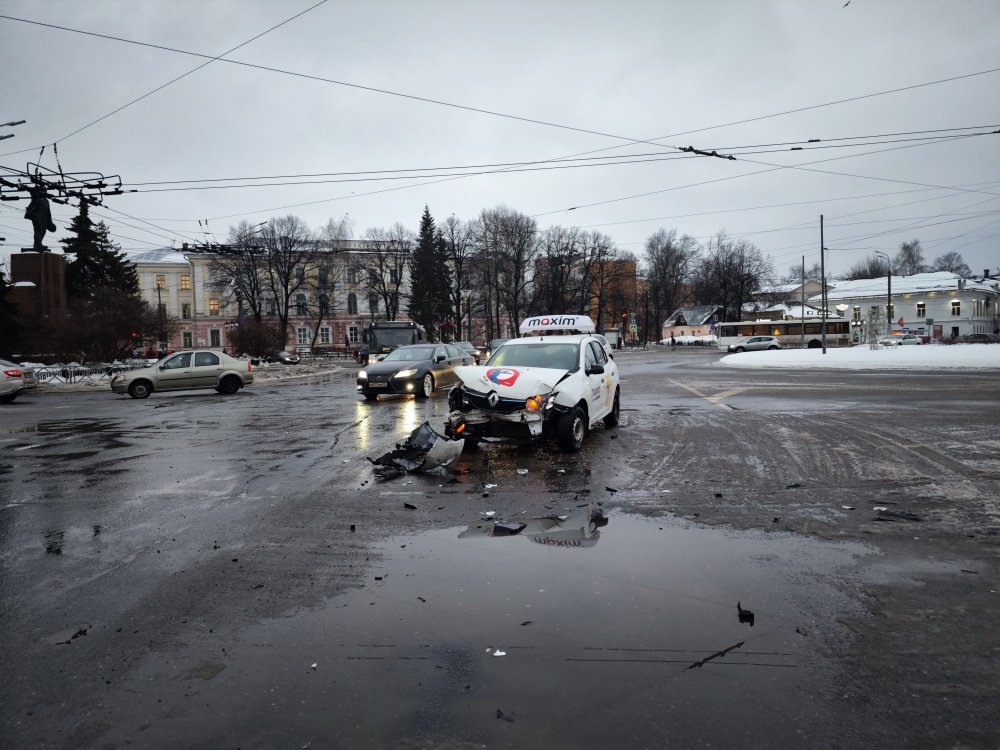 Последствия гололеда: в Ярославле в ДТП угодил автомобиль такси, автобус вынесло с дороги
