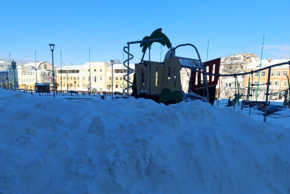 «Уберите снег»: в центре Ярославля закопали детскую площадку