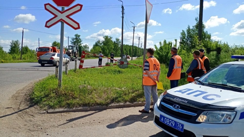 В Ярославле военный автомобиль въехал в две легковушки