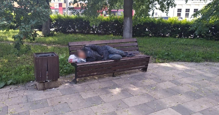 Ярославцам запретили лежать на лавочках
