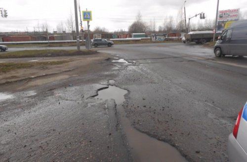 Суд обязал отремонтировать дорогу на улице Ньютона в Ярославле