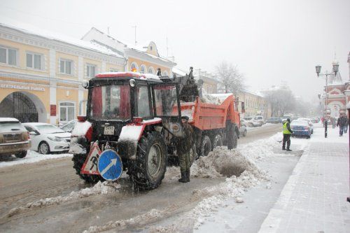 Мэрия: в Ярославле круглосуточно убирают дороги 
