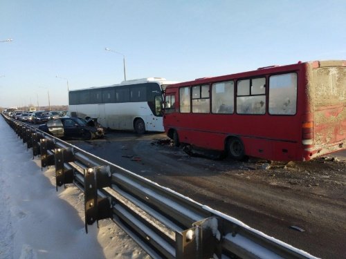 В аварии с маршруткой на Октябрьском мосту пострадал один человек
