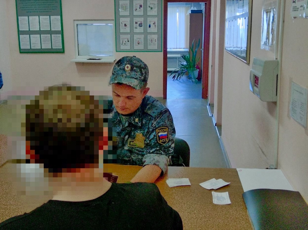 В Ярославской области должник прятался от приставов у друга на даче под диваном